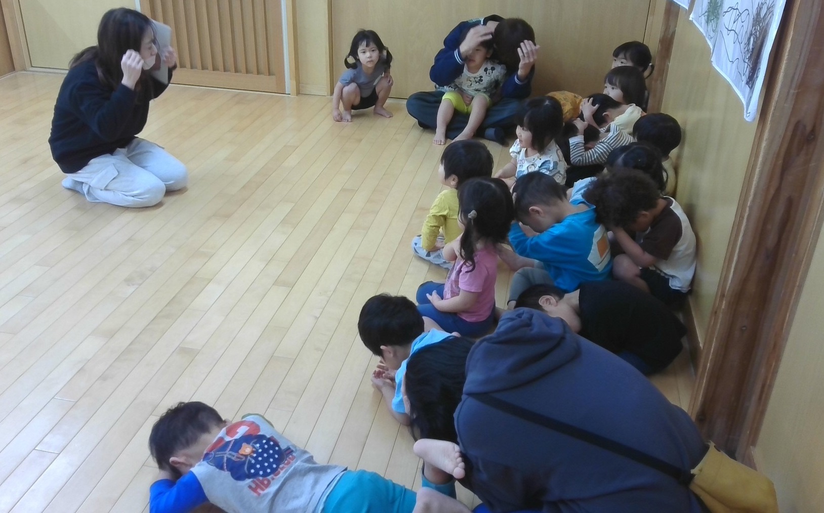 地震の話を聞く子ども達