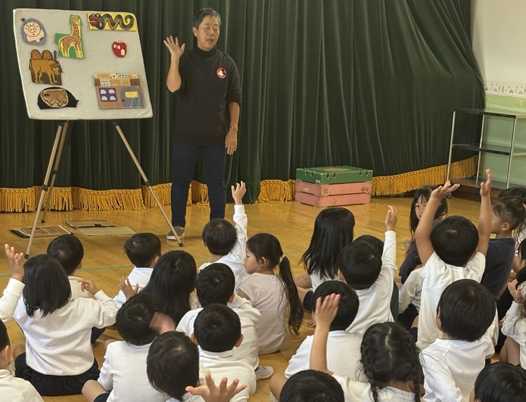 なぞなぞに答える子ども達