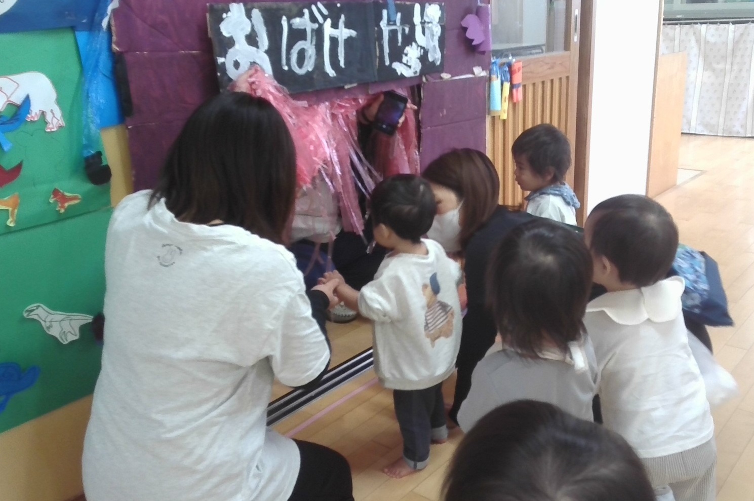 お化け屋敷に入る子ども達