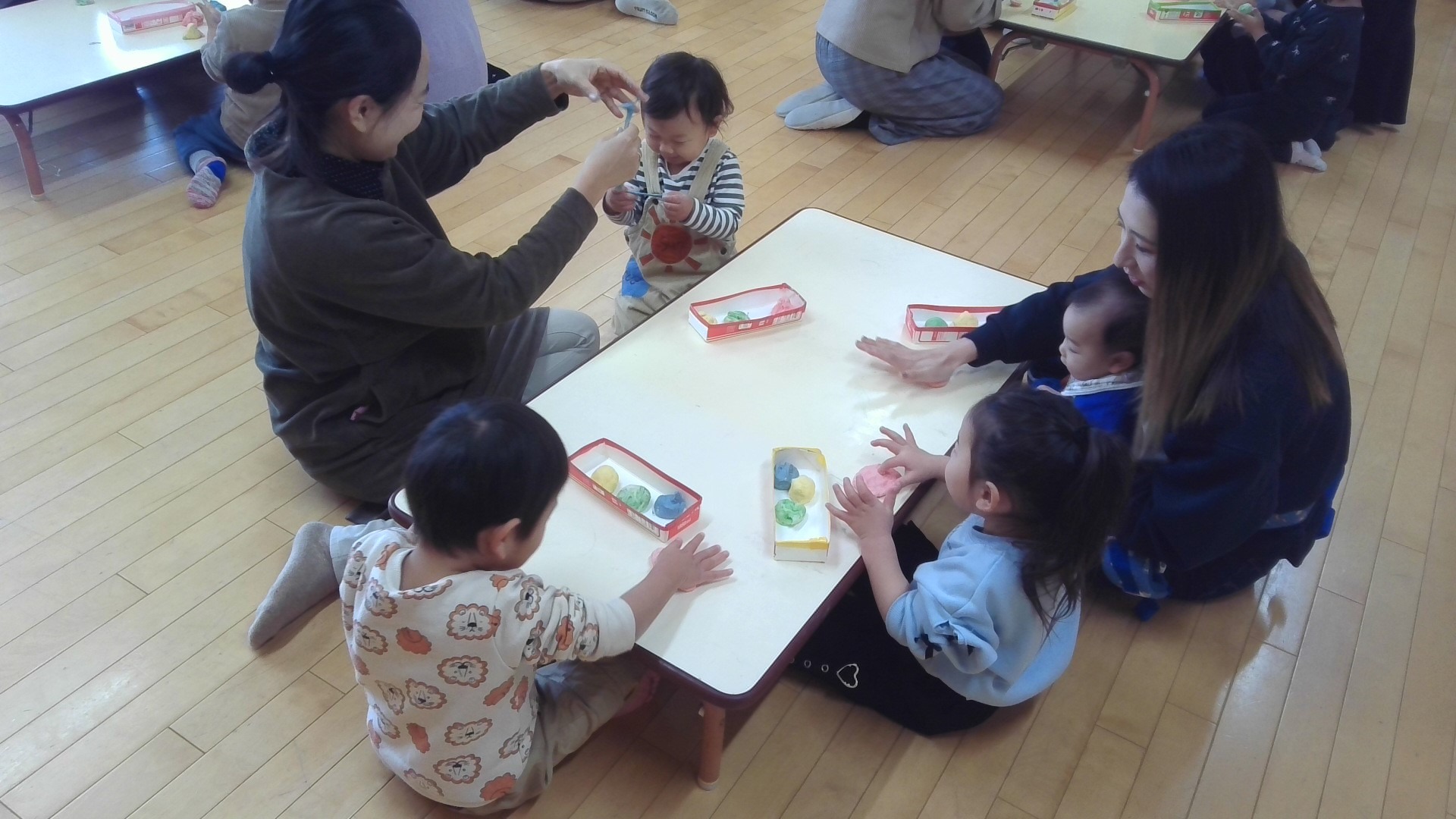 小麦粉粘土で遊ぶ子ども達