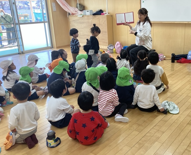 絵本を見る子ども達