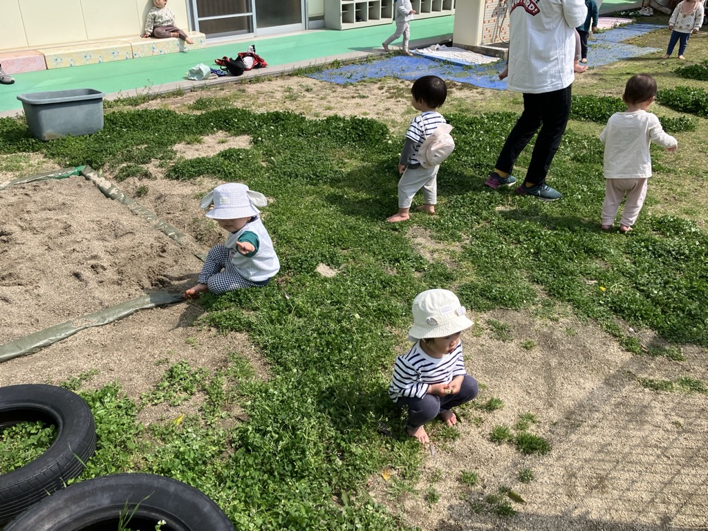 乳児園庭で
