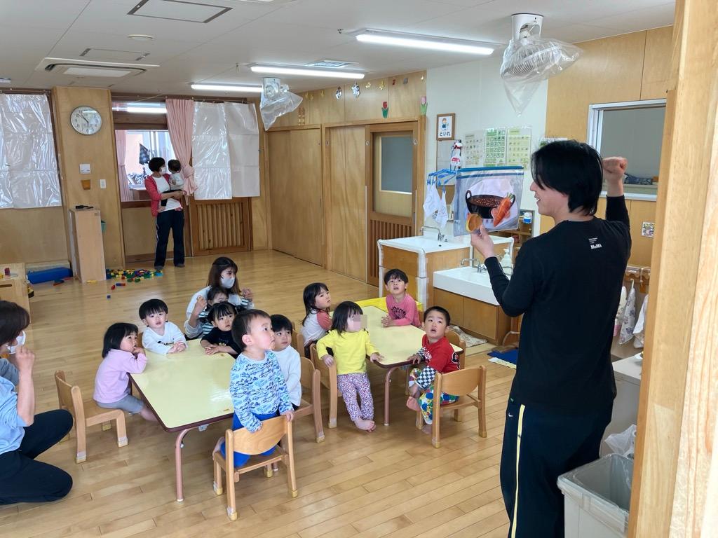 絵本を見る2歳児