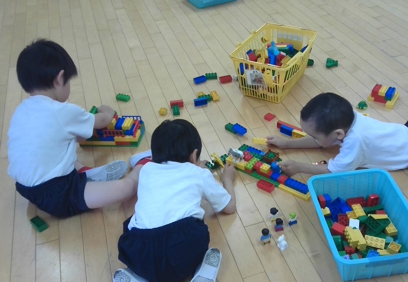 ブロック遊びを楽しむ子どもたち