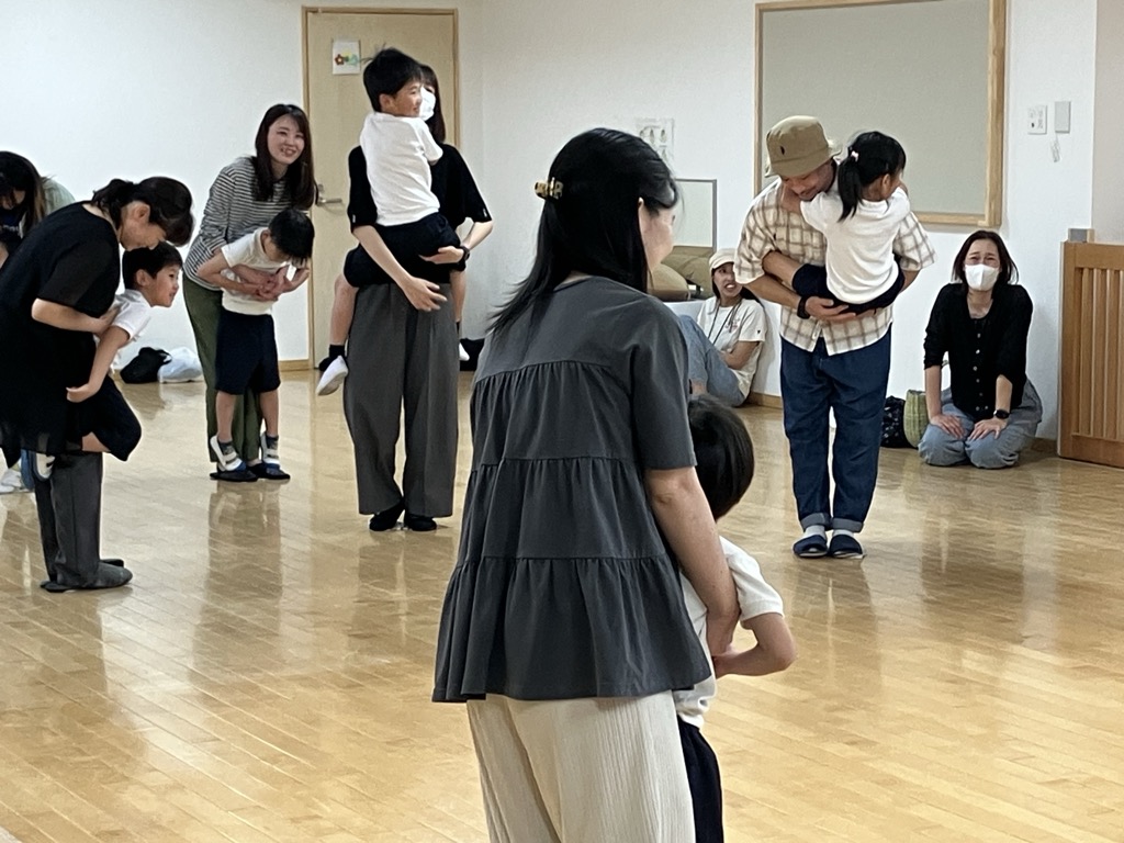 新聞紙あそび
