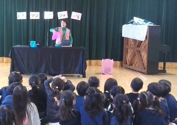 手品を見せてもらう子ども達