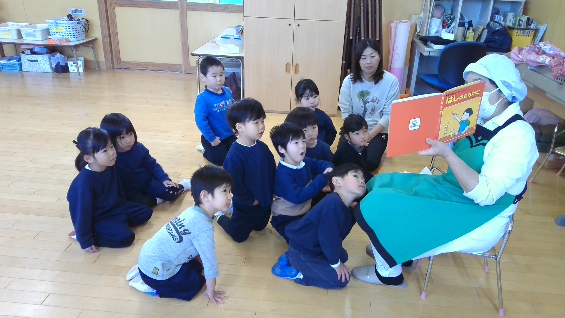 絵本を見る子ども達