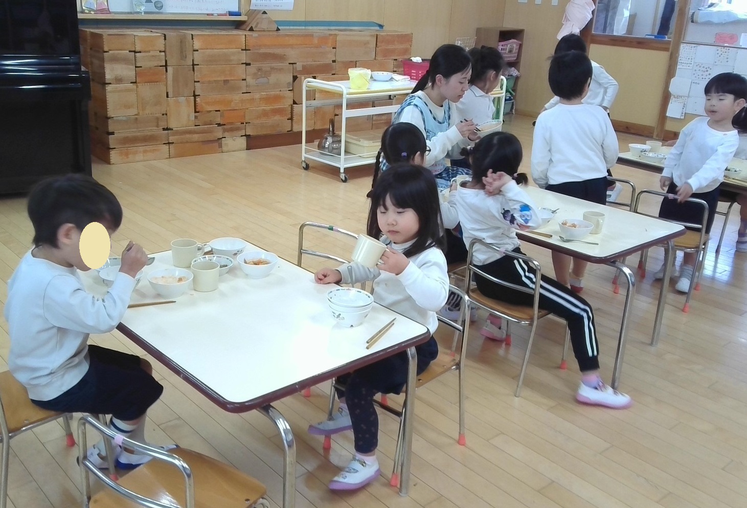 4歳児の保育室で給食