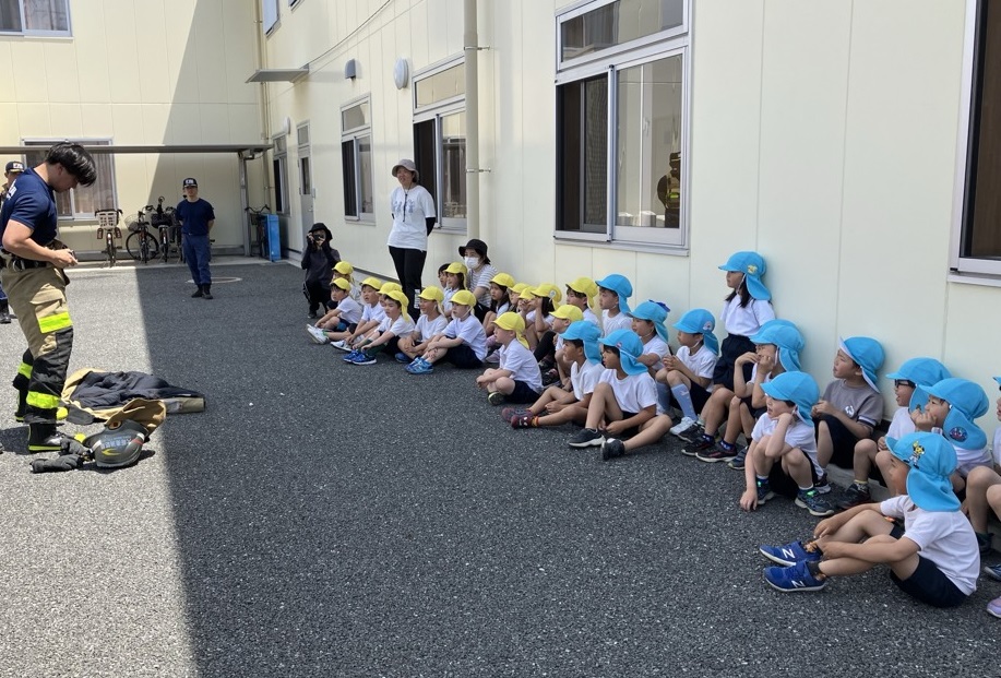 消防士を見る子ども達