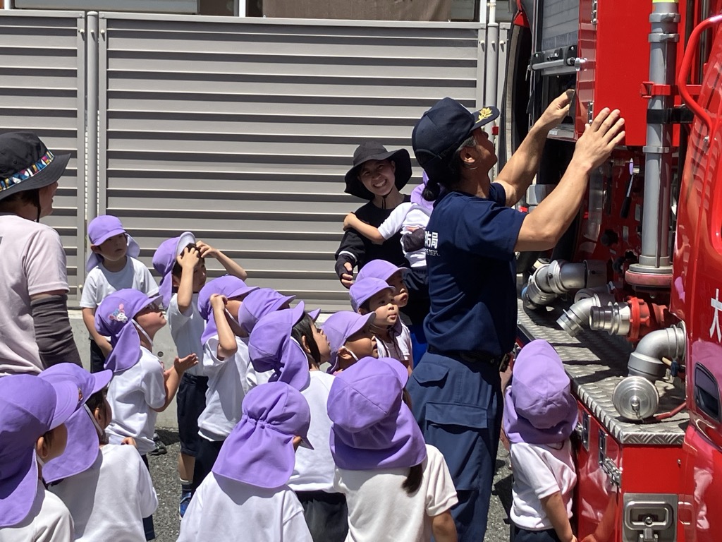 消防車を見る子ども達