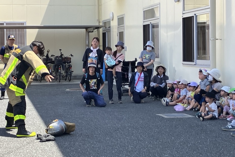 消防士を見る子ども達