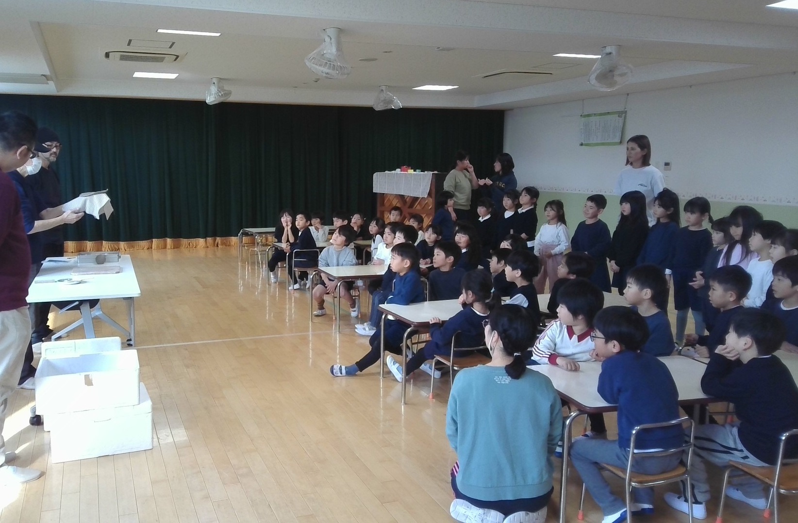 説明を聞く子ども達