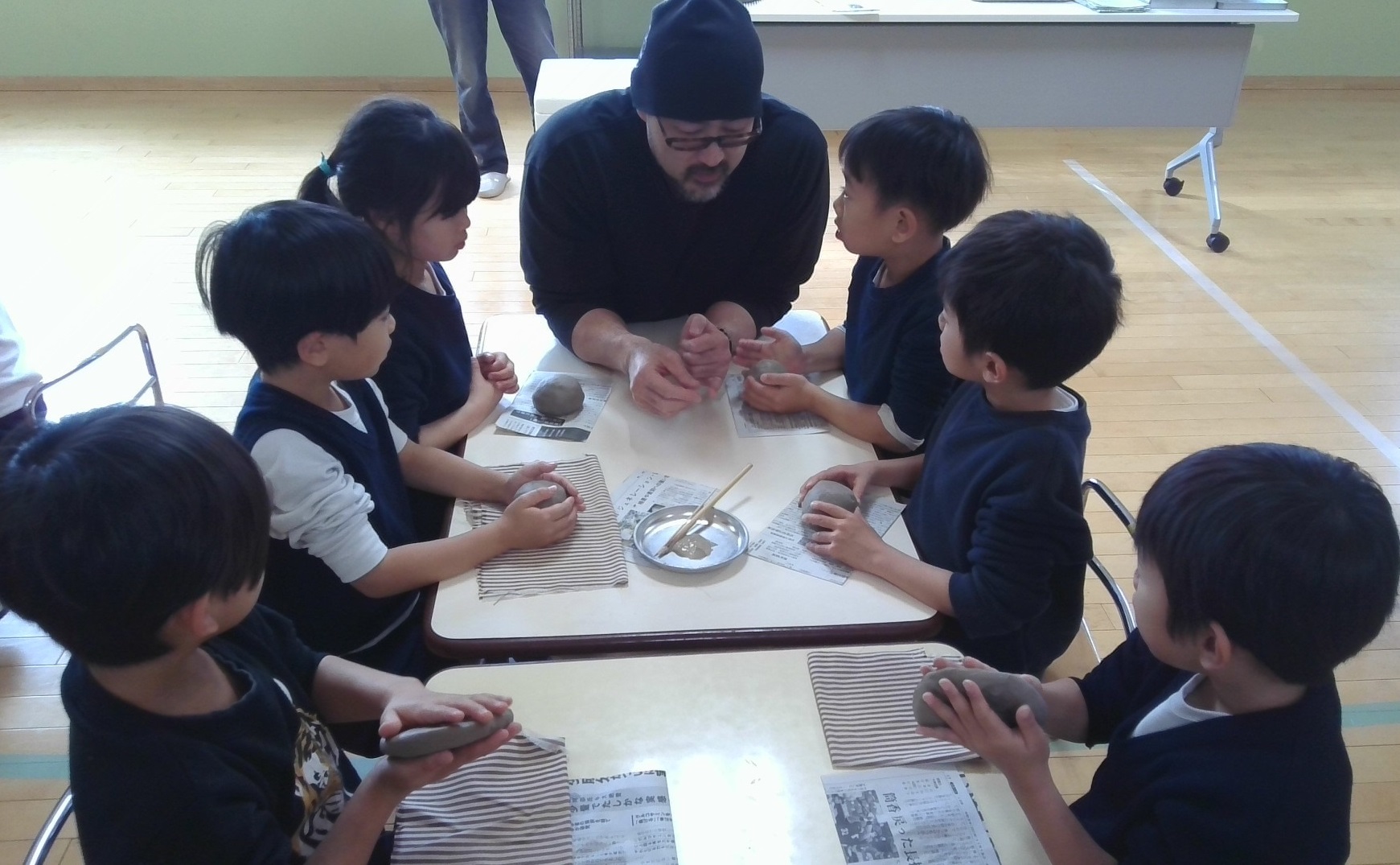 説明を聞く子ども達