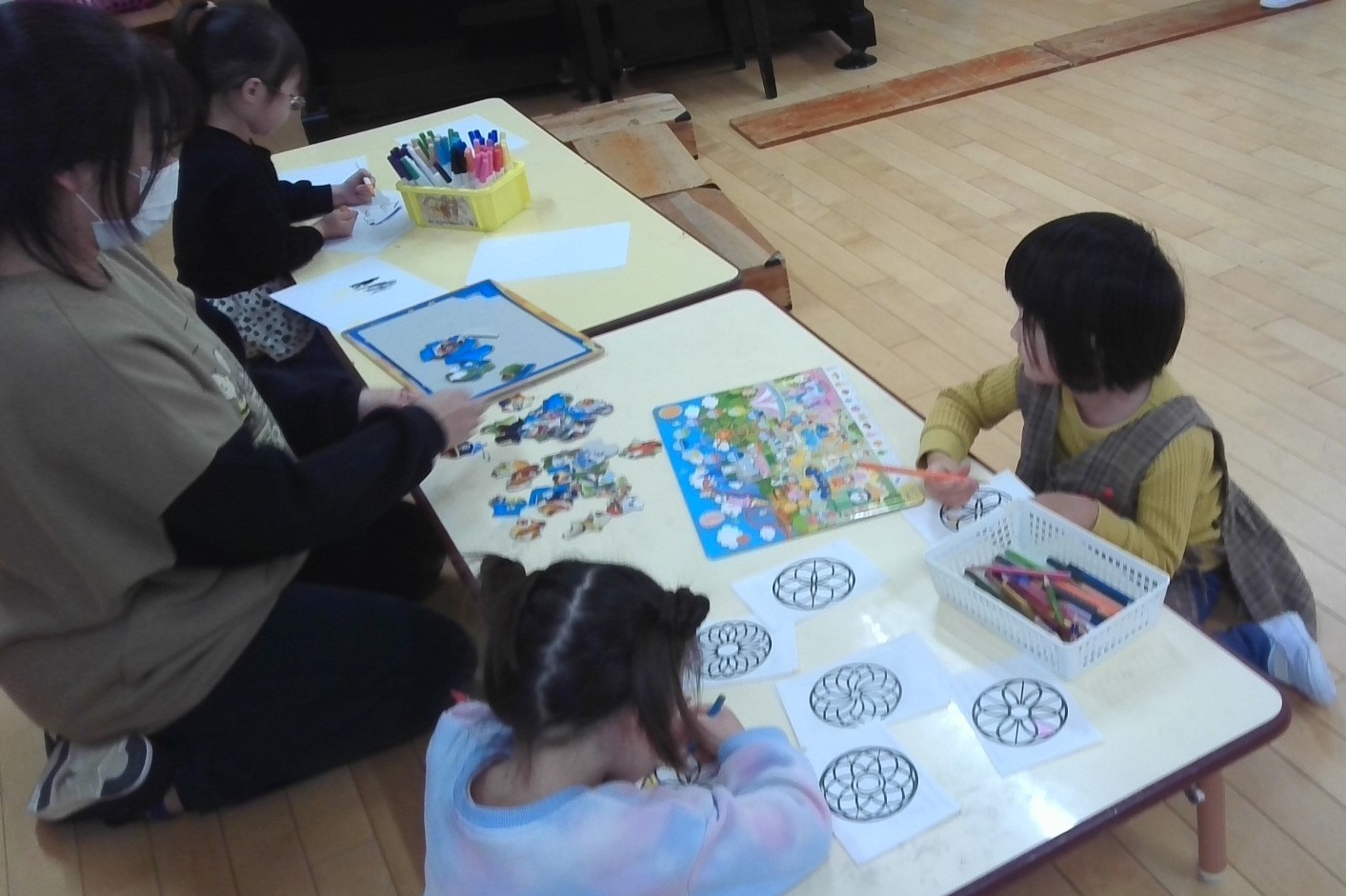 塗り絵をする子ども達
