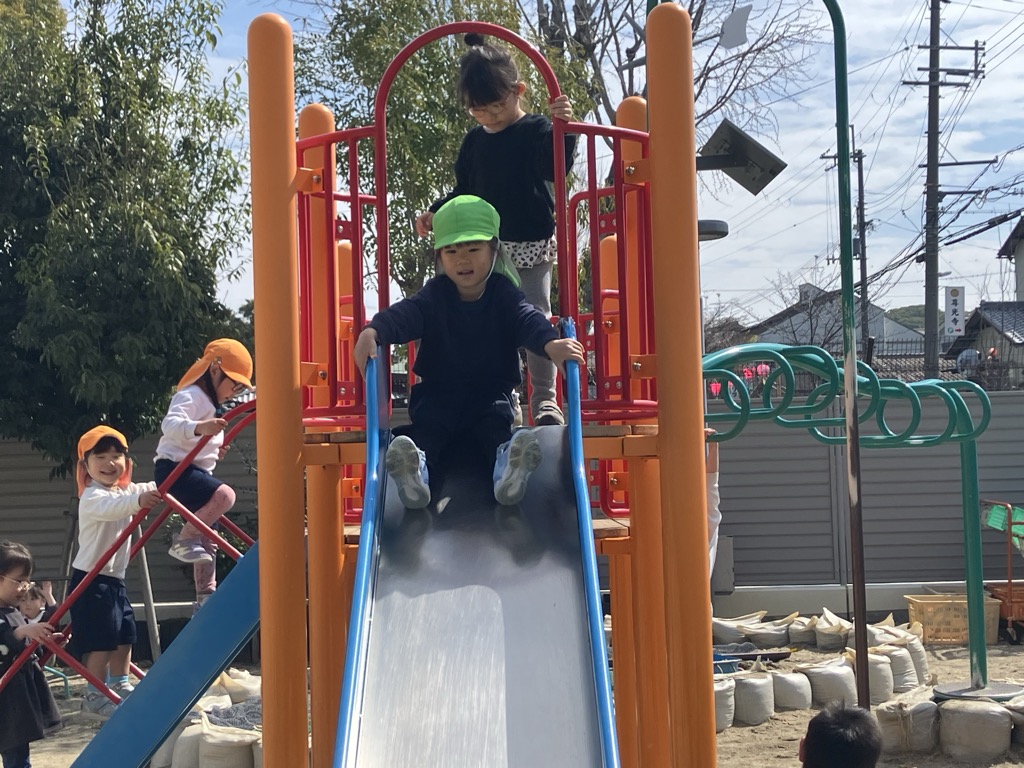 滑り台遊び