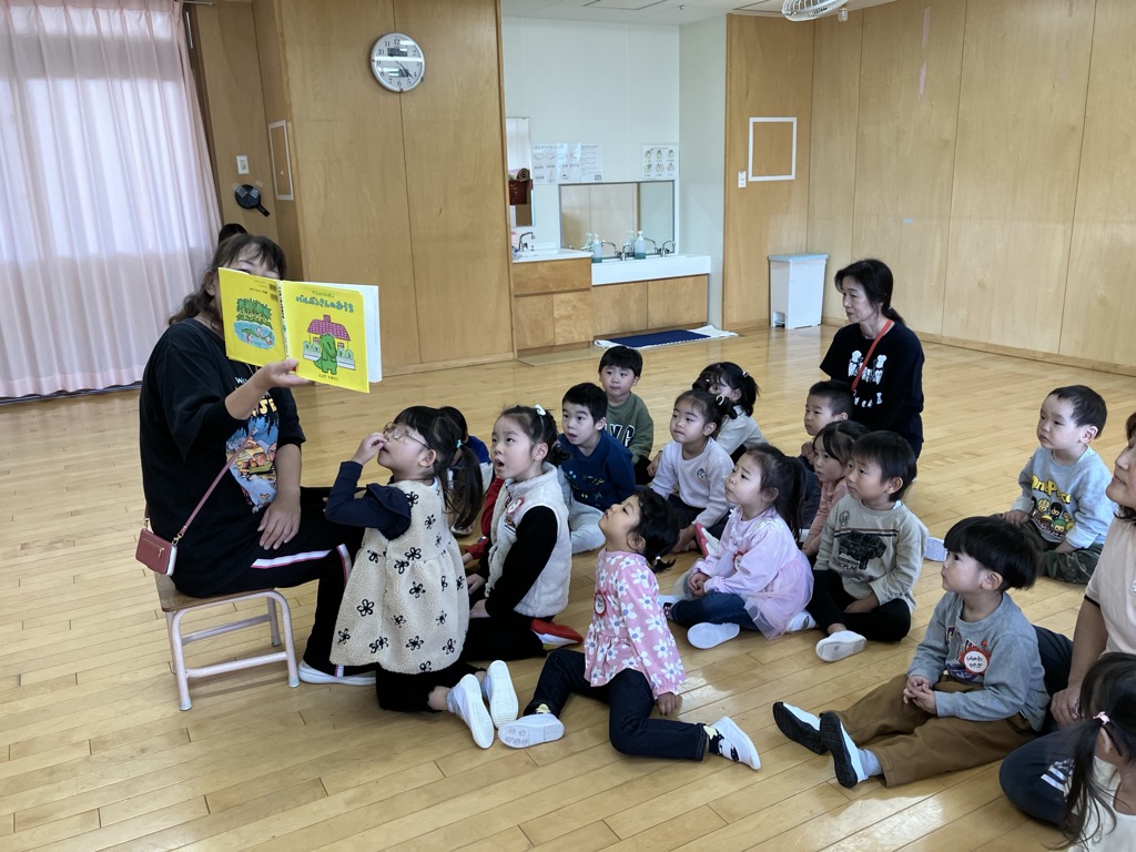絵本を見る子ども達