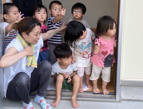 ごみ収集車を見る1歳児