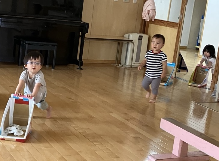 ごみ収集車で遊ぶ1歳児