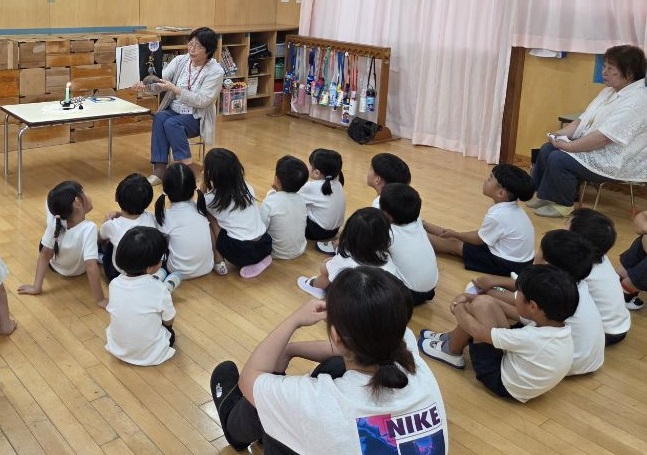 絵本を見る4歳児