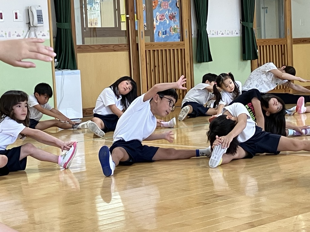 柔軟体操をする5歳児