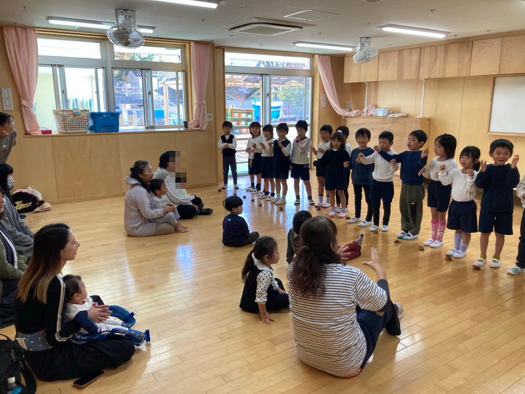 にじ組が歌を歌ってくれました