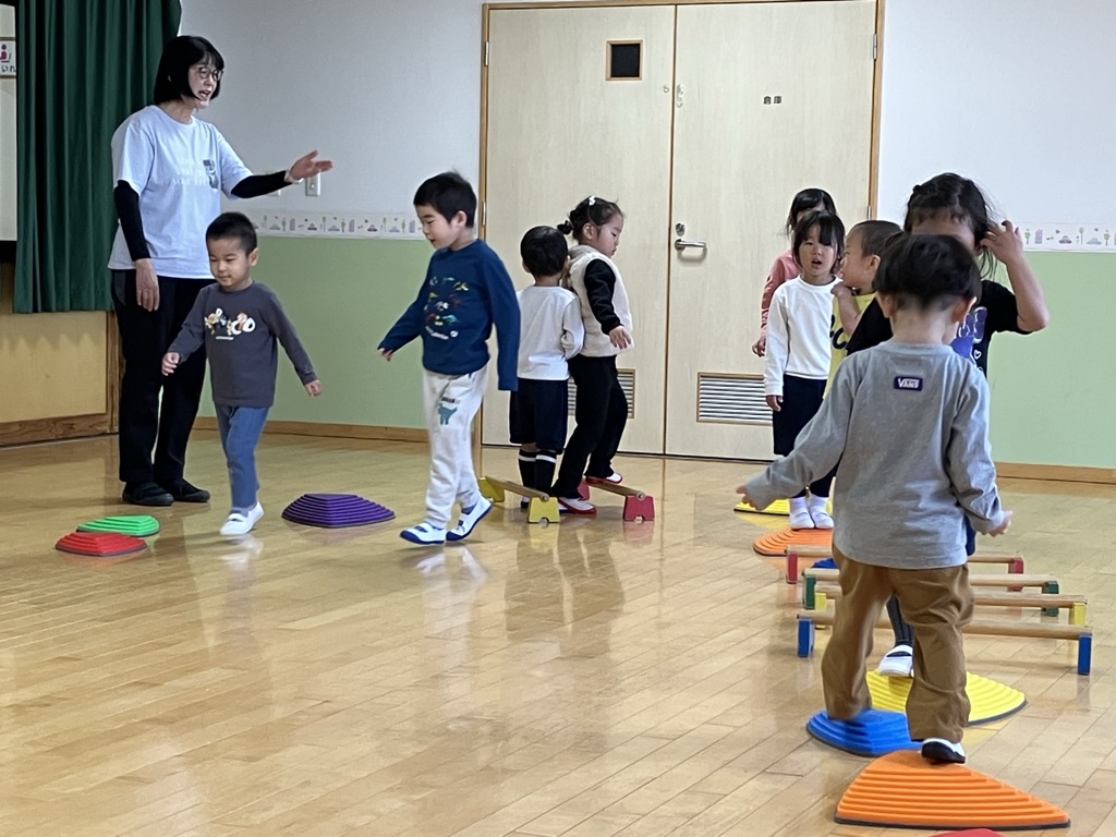 あひる組の子どもと一緒に