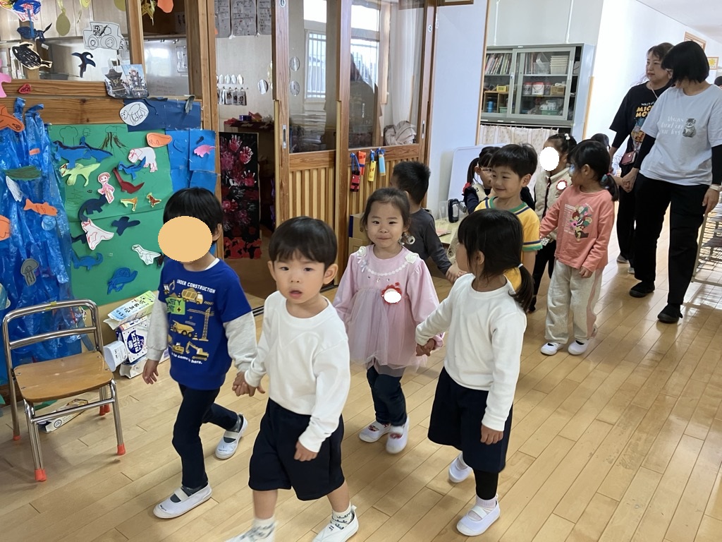 あひる組の子どもと一緒に