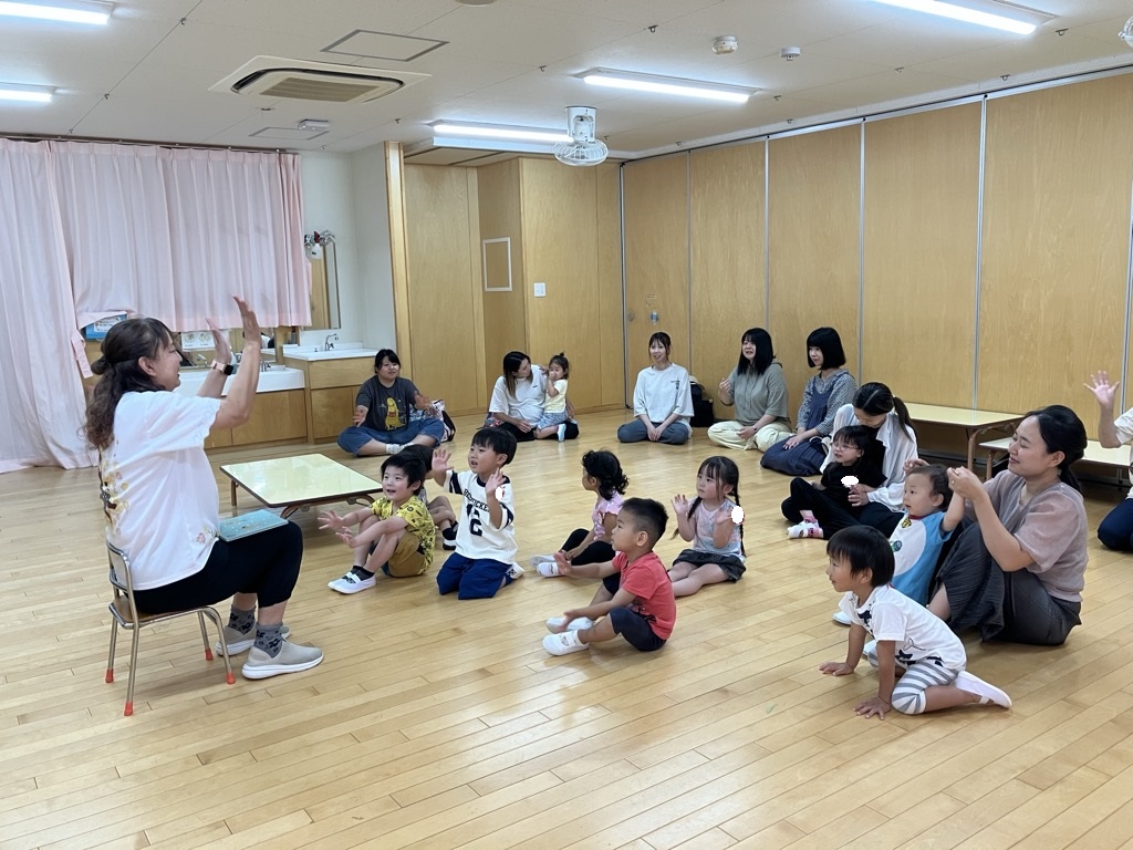 手遊びをする子ども達