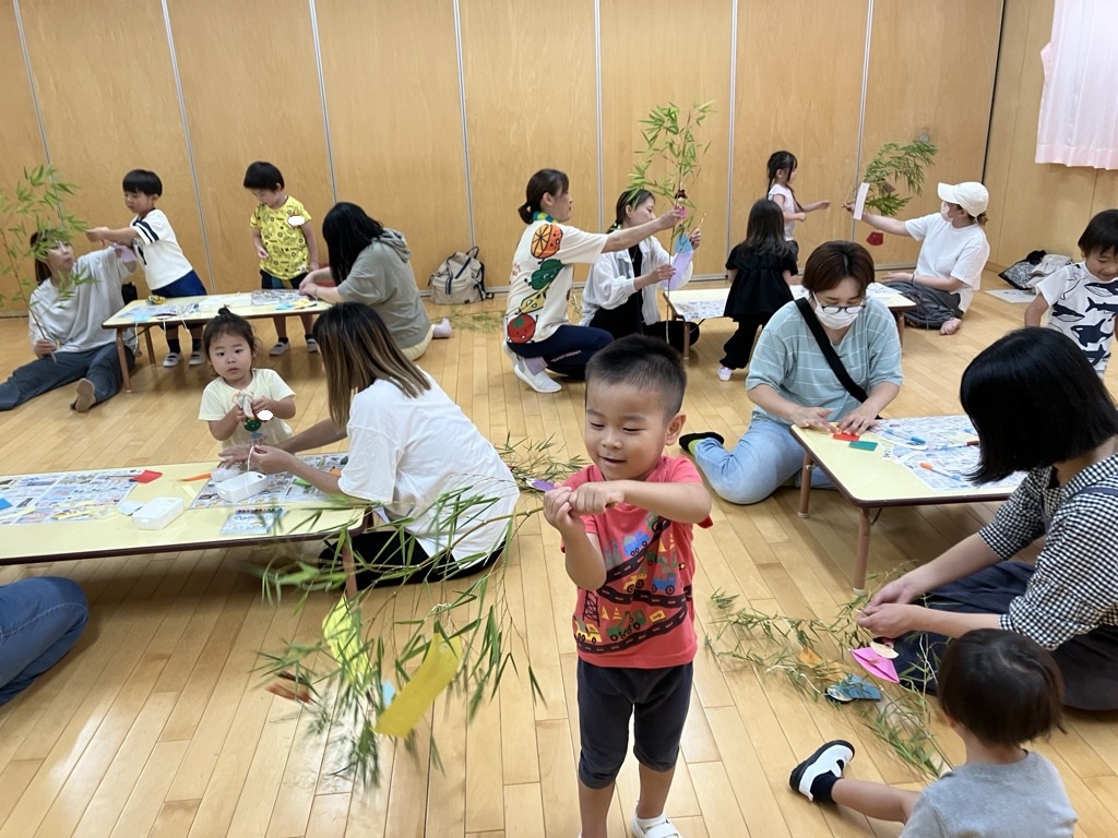 七夕飾りを見せる子ども