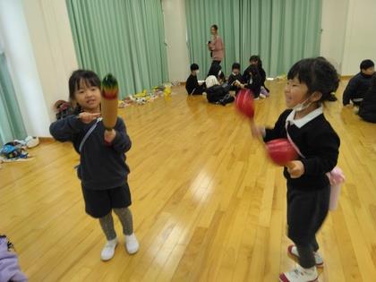 音楽の授業を受ける5歳児