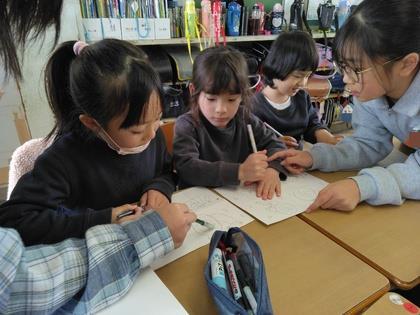 5年生に字を教えてもらう5歳児