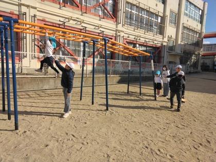 雲梯で遊ぶ様子