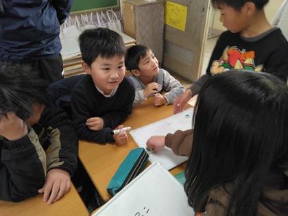 算数の勉強をする5歳児