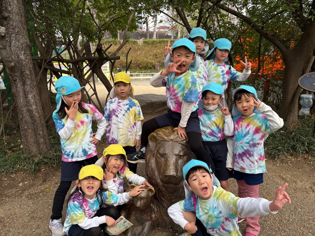 ライオンのオブジェで撮影する子ども