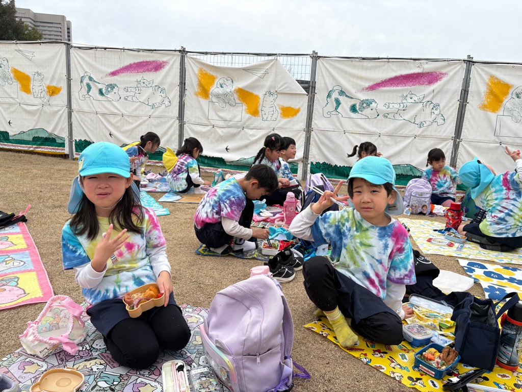 お弁当を食べる様子