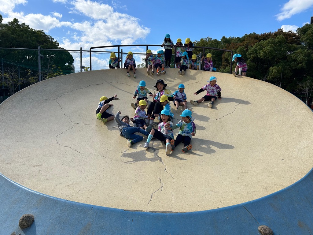 公園で遊ぶ子ども