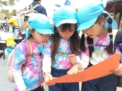 友達と一緒に地図を見る子ども