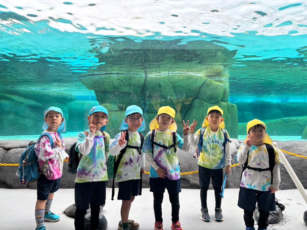 大きな水槽の前で記念撮影