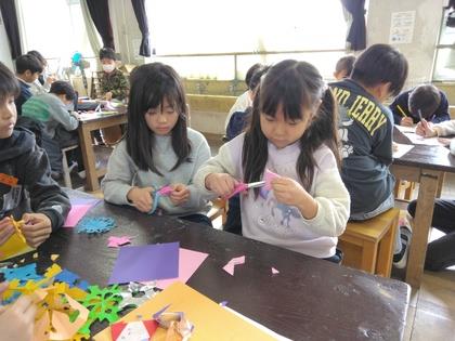 図工の授業を受ける5歳児