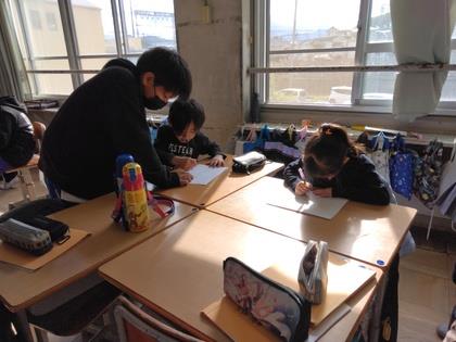 国語の勉強を体験する5歳児