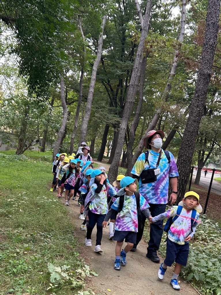 水辺の散歩道を通る様子