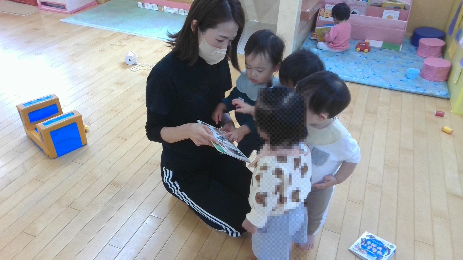 みんなで絵本を楽しむ0歳児