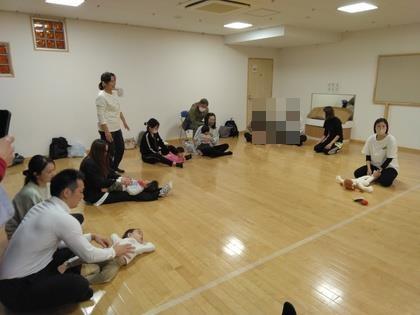 親子でほぐし遊びを楽しんでいます