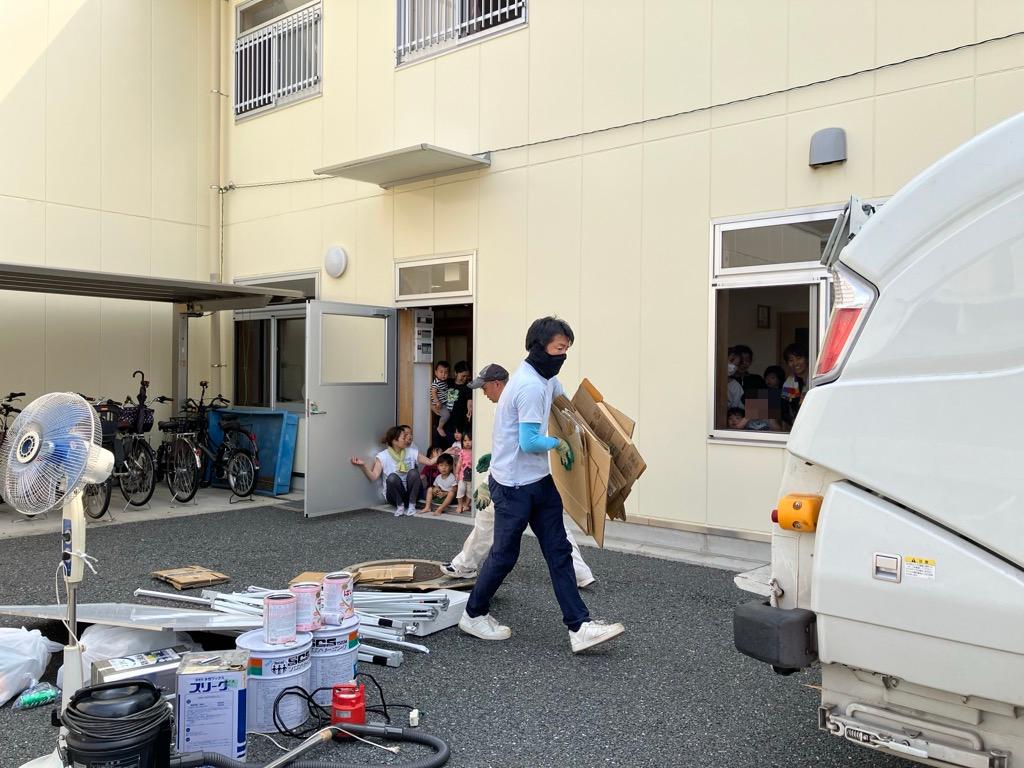 ごみ収集車を見る1歳児
