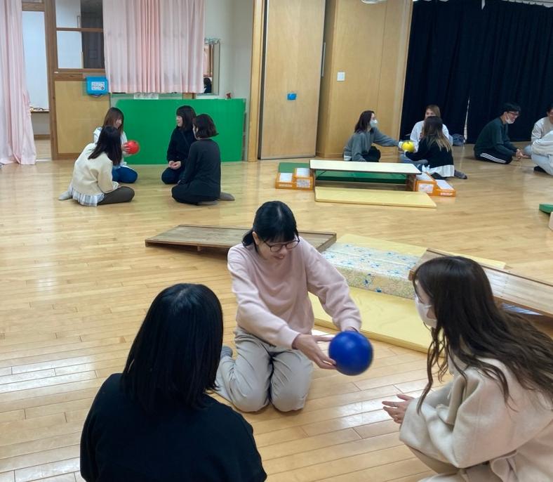 1歳児の懇談は、数人ずつの保護者が集まり、各グループで交流しました。