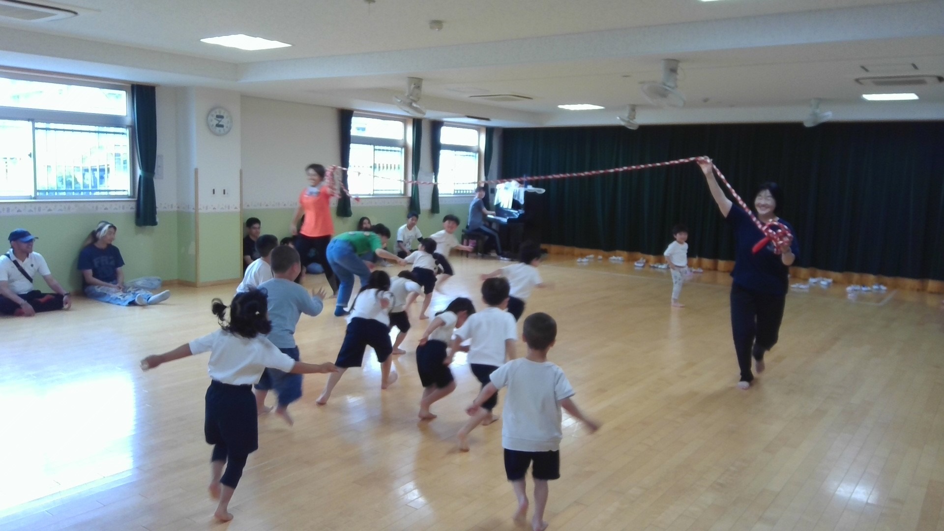 大繩くぐりをする4歳児うまくくぐれるかな？