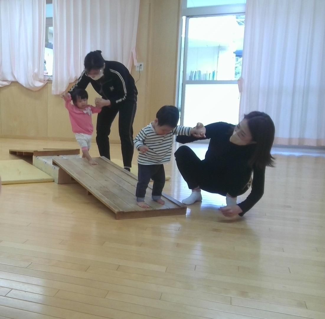 運動遊びを楽しむ0歳児