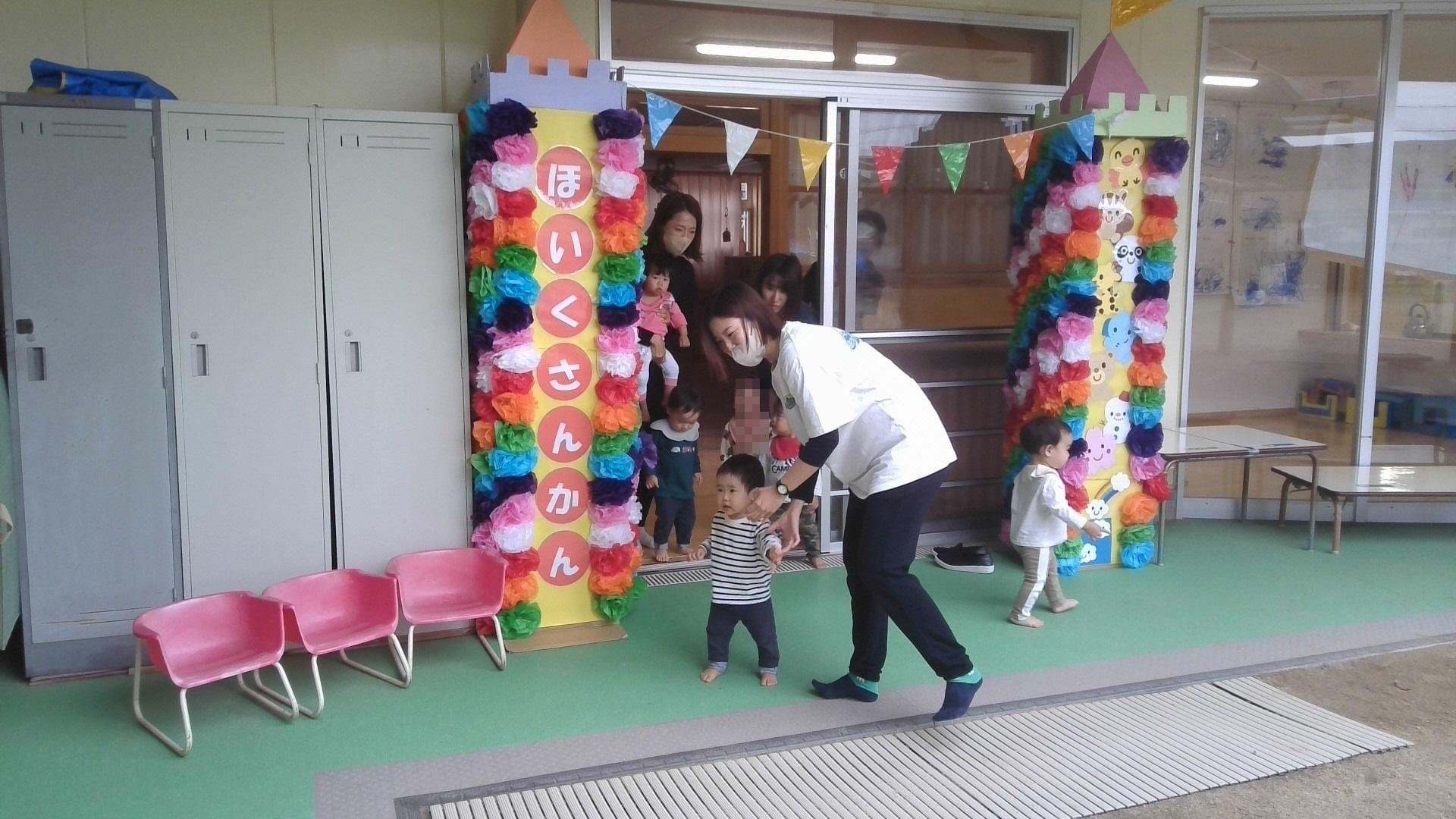 0歳児の子ども達が遊具のあるお部屋あそびにいきます。