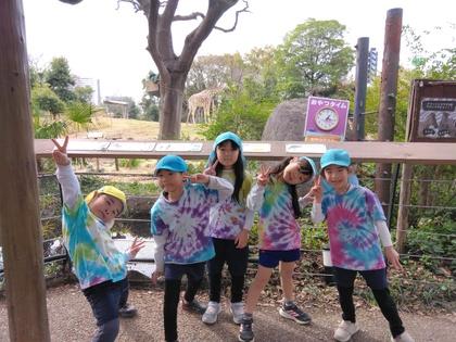 きりんをバックに記念写真