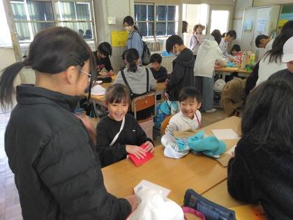 折り紙を教えてもらって喜ぶ5歳児